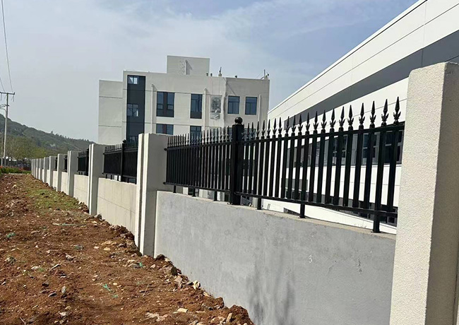 山東某電子工廠鐵藝圍墻護欄圖片2